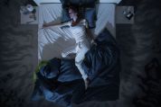 Frau wälzt sich im Bett alptraum